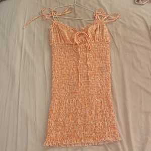 KLÄNNING  - Helt oanvänd med prislapp kvar. 