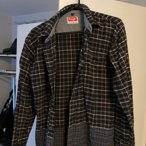 Wrangler Skjorta  - Wrangler Skjorta M Svart/Grå Condition: 6/10 använd, tvättad ett par gånger Lite längre än Medium storlek