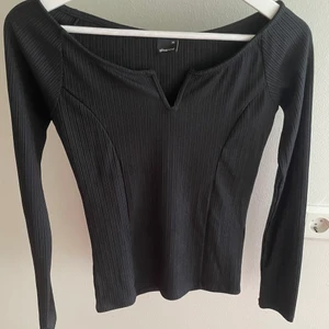 Topp - Snugg tröja från gina men snygga detaljer. Använd fåtal gånger. Köpren står för frakten