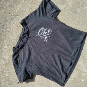 Tshirt - Tshirt magtröja med snyggt tryck, säljer då jag själv inte längre kan använda den. 