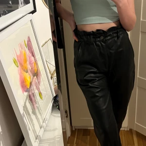 Skinnbyxor från Zara - Skinnbyxor från Zara. Endast använda en gång. Strl 38.