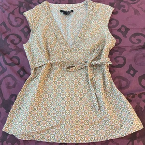 Blommig top🌸 - Perfekt skick, testad endast en gång. Inte min stil så väljer att sälja.