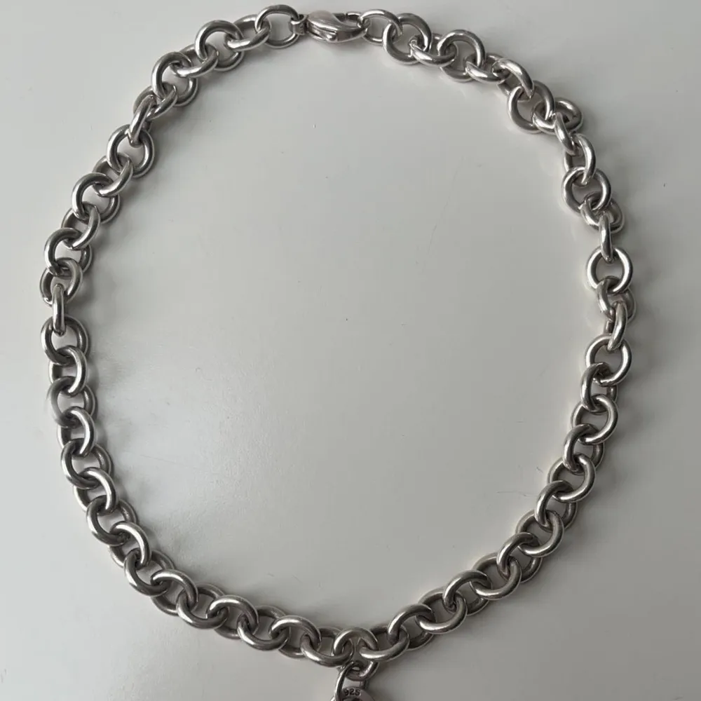 Äkta Tiffany and Co-halsband, 100% silver. Passar halsar upp till 38 cm. I gott skick, köpte för typ 7000💍. Accessoarer.