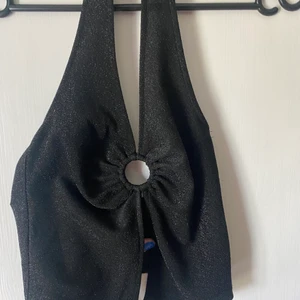 Halterneck - Superfin fest topp i glittrigt material! Använd en gång på en euphoriafest och blev succé!! Storlek XS, men passar mig som är S/M i toppar! Skriv privat för fler bilder samt frågor!😋🥰