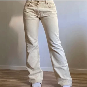 Beige jeans - Säljer mina snupersnugga beiga jeans från bokbok, säljer då dem inte passar mig, första bilden är lånad men typ exakt likadana❤️