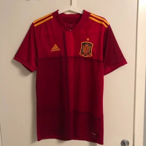 Spanien officiel match tröja - Tröjan är i vanlig i storlek och passar bra till det mesta. Har haft tröjan i 1 år då tröjan släpptes förra året så den är i bra skick 