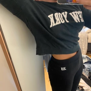 Militärgrön sweatshirt  - En tröja med tryck från pull and bear. Sparsamt använd. 