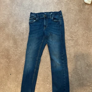 Ett par fina låg midjade jeans bootcut - Är jätte fina och det var rätt svårt att hitta den men nu har jag den så kom o köp❤️❤️❤️🫶🏽🫶🏽💋 och om ni tycker det är dyrt Messa mig