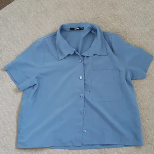 Skjorta  - Superfin kortärmad skjorta från bikbok i storlek s, använts ett fåtal gånger. Färgen är mer lik på de två sista bilderna.