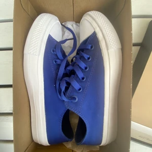 Blåa Converse - säljer dessa jättesnygga converse!! nypris 900kr. skriv för fler bilder!