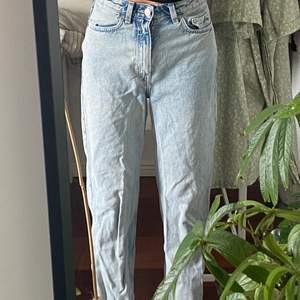Säljer de här högmidjade jeansen från Weekday då de är för små. Jeansen är i bra skick och har använts varsamt. Använd INTE köp direkt❤️