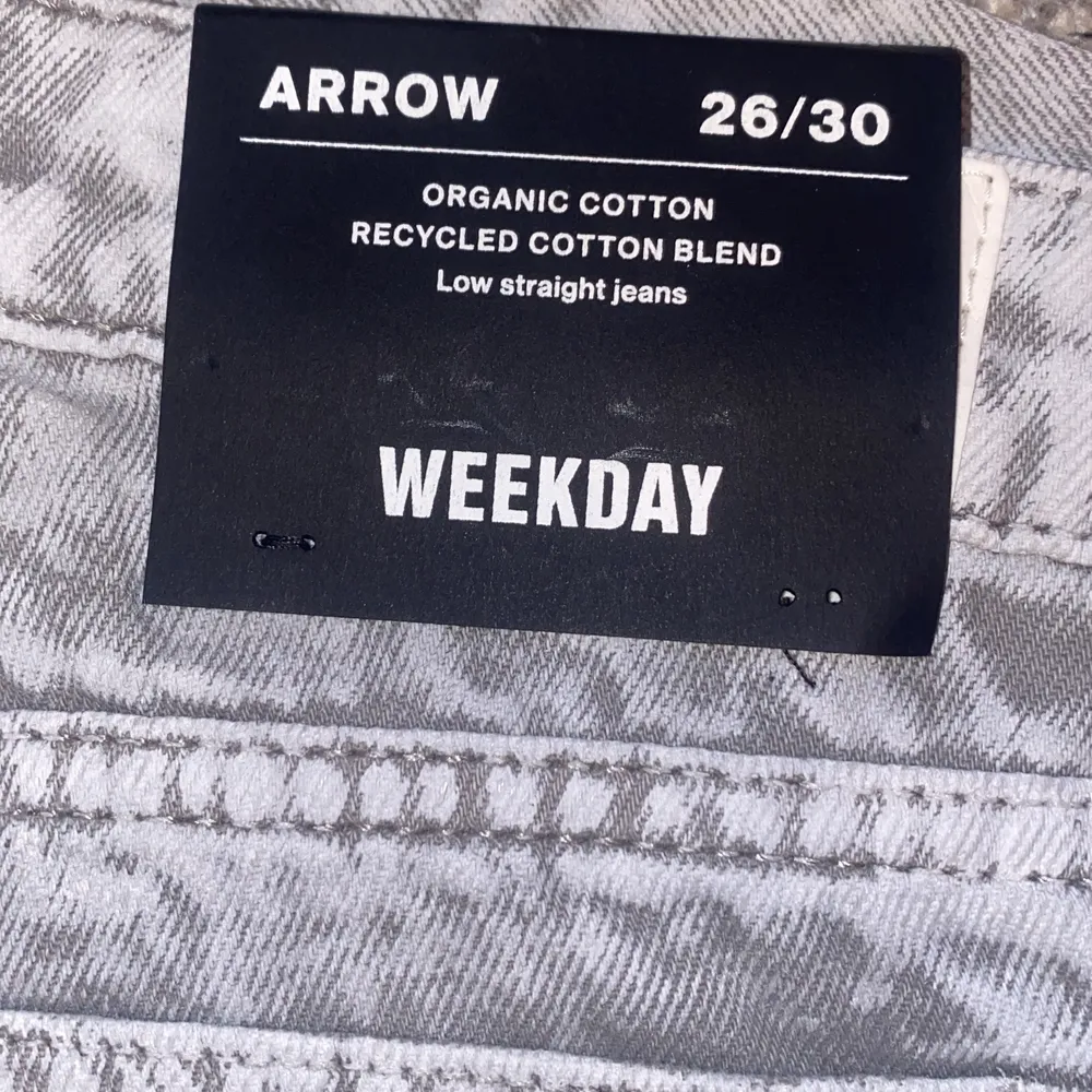 Säljer mina grå fläckiga jeans i storlek 26/30. Säljer dom pga fel storlek!😘. Jeans & Byxor.