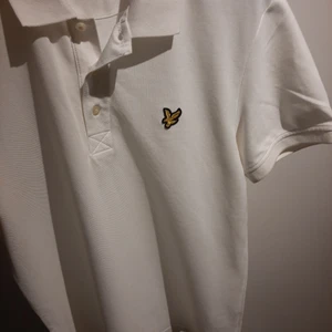 Lyle&Scott - Lyle&Scott polo shirt i bra skick, har använt den bara 3-5 gånger. Inga skador eller fläckar.