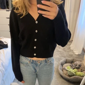 Stickad tröja  - Stickad kofta från zara mend glittriga knappar. Lite croppad på mig som är 170☺️