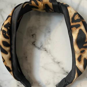 Leopard diadem - Leopard diadem från h&m, använd fåtal gånger, 10kr+ frakt