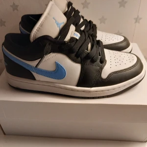 Jordan 1 black university - Jordan 1 low black university i storlek 37,5 i ny skick.