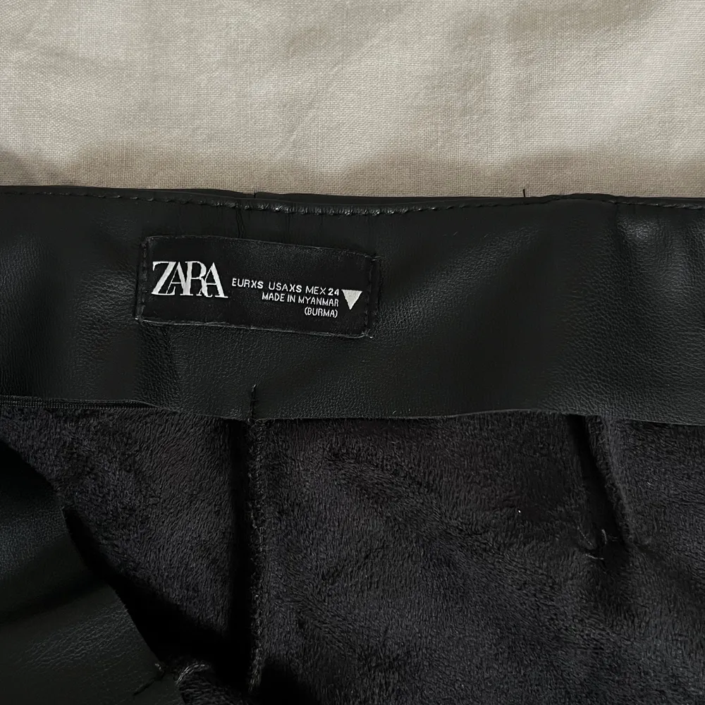 Säljer mina svarta skinnbyxor från Zara då de tyvärr är små på mig. Den har en dragkedja vid höften. De slutar lite vid mina fötter då jag är 160 cm lång och har storleken 34/XS. Köparen står för frakten🤍. Jeans & Byxor.