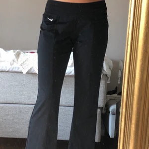 Bootcut leggings / yogapants - En variant av lågmidjade yogapants från NiKE. Strl S. Jag är 174 och de passar mig. Skriv privat vid intresse❤️