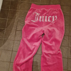 Juciy - Säljer denna för att jag har ingen användning och inte riktigt min stil, för mer bilder kom dm, storlek xxs men Folk som har lite större storlek kan använda❤️❤️