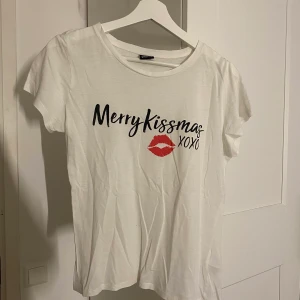 T-shirt med tryck - Säljer denna vita t-shirten med tryck ifrån Gina Tricot