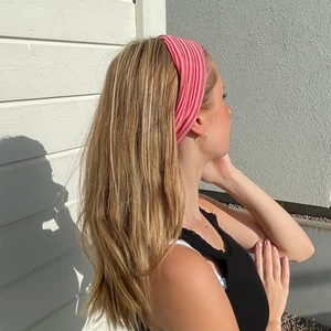 Djerf Avenue liknande hårband 💕 - Säljer mitt favorit hårband då jag har färgat mitt hår och färgen passar inte lika bra längre. Påminner om Matilda Djerf’s hårband. Frakt tillkommer 💕💕🦋