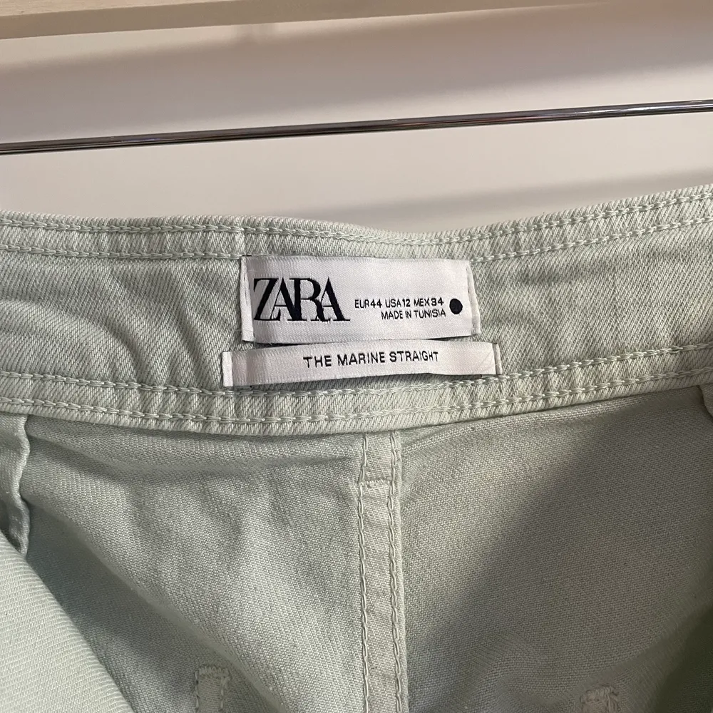 Mintgröna, raka jeans från Zara i storlek 44. Avklippt i modellen, dvs köpt så. Aningen stretchiga men ganska små i storleken. . Jeans & Byxor.