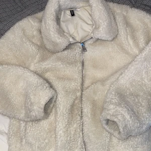 Fluffig vinter jacka storlek M - Säljer denna super mysiga vinter jackan eftersom att jag inte använder den. Den är jättesjuk och super skön. 