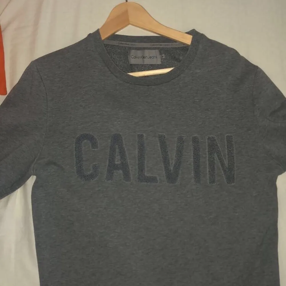 Idag så säljer jag min Calvin klein sweatshirt för 350, den är i strl M och den är rätt så bekväm. Jag har använt den lite då och då förut. Den är köpt för 700 kr, passa på och köp! 😊. Tröjor & Koftor.