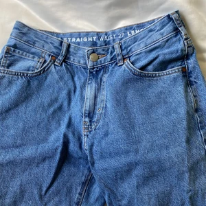 Low waisted jeans 🤩 -  Säljer mina nästintill oanvända jeans från Bikbok. Superbra skick och långa i benen, passar mig som är ca 170. Säljer på grund av att dom i passar mig längre, köpte för 600 nypris. Storlek 27/32. Kan gå ner i pris vid snabb affär. Dem är lågmidjade