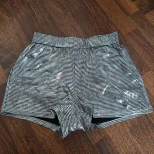 Coola shorts i silver från Bikbok.