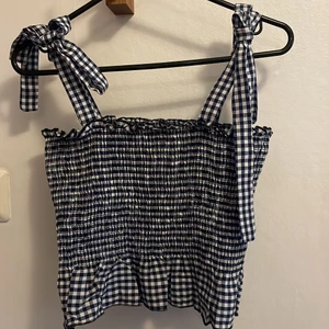 Volangtopp - En rutig super söt volangtopp från Shein som tyvärr blivit för liten. Har använt ett fåtal gånger. Toppen har band som du kan knyta och den har en volang ner till. Kontakta om ni har mer frågor❤️