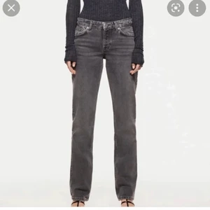 zara jeans - säljer mina mörkgråa zara jeans som inte riktigt kommer till användning, de har inga defekter och sitter väldigt bra på mig som är en 34 och 36 i storleken💞 hör av er för fler bilder 