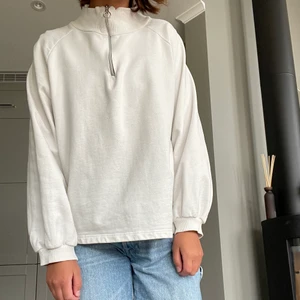 Fin vit tjocktröja - Storlek s/m:) säljer den för 50kr🤍🧡💛