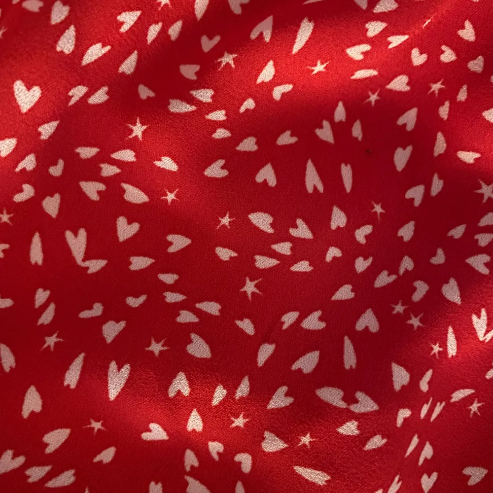 Jättefin röd mönstrad kjol i strorlek xs. Nypris 249kr mitt pris 120kr. Köpt på Lindex och jag säljer den eftersom den inte kommer till användning, använd en gång. Köparen står för frakt. Kjolar.