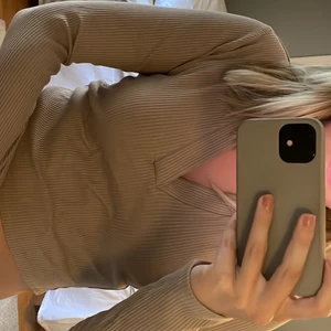 Tröja  - Säljer denna helt nya höstliga tröja från H&M, aldrig använd! 💕