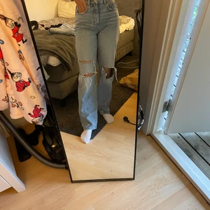 Jeans från Gina - Säljer dessa jeans från Gina Tricot i storlek 34. Köptes för 600kr och säljer för 300kr, men frakt till kommer. Kan även mötas upp. Bara att höra av er vid frågor eller önskan om fler bilder 😊 OBS FRAKTEN SOM ÄR INLAGD ÄR STÄMMER INTE! 