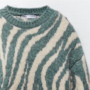 zara stickad tröja - Jag säljer min helt oanvända (lappen kvar) stickade tröja från zara. Jättemjukt material och väldigt fin till hösten! Säljer för 400 kr inklusive frakt❤️