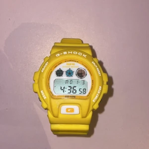 Bape Casio G Shock x BAPE NIGO  - Bathing ape x G Shock  Water resistant. Stainless steel.  Resell på Ebay $520 (~5 848kr) Äkta, tyvärr ingen box eller ettiket men finns serie nummer osv på den för den som vet eftersom den är gammal,   Cond 9/10 (funkar Om den ska, går att tvätta som ny🚰 