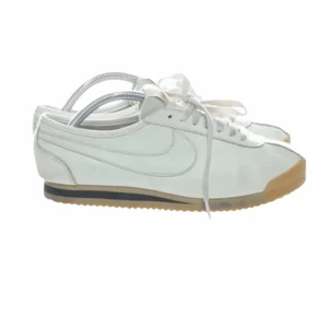 Nike Cortez - Vintage nike cortez skor, svåra att få tag på nu, använda men i ok skick. Orkar man kan man fixa upp de osv