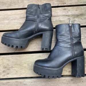 Klackskor stövlar - Snygga svarta stövlar med platå. Köpta second hand. Sköna att gå i, knarrar lite dock. Dragkedjorna funkar fint och inget större slitage.