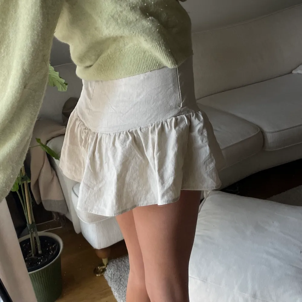 Slutsåld kjol från zara, perfekt längd med shorts under, och dragkedja på sidan. Storlek XS, helt ny i princip! . Kjolar.