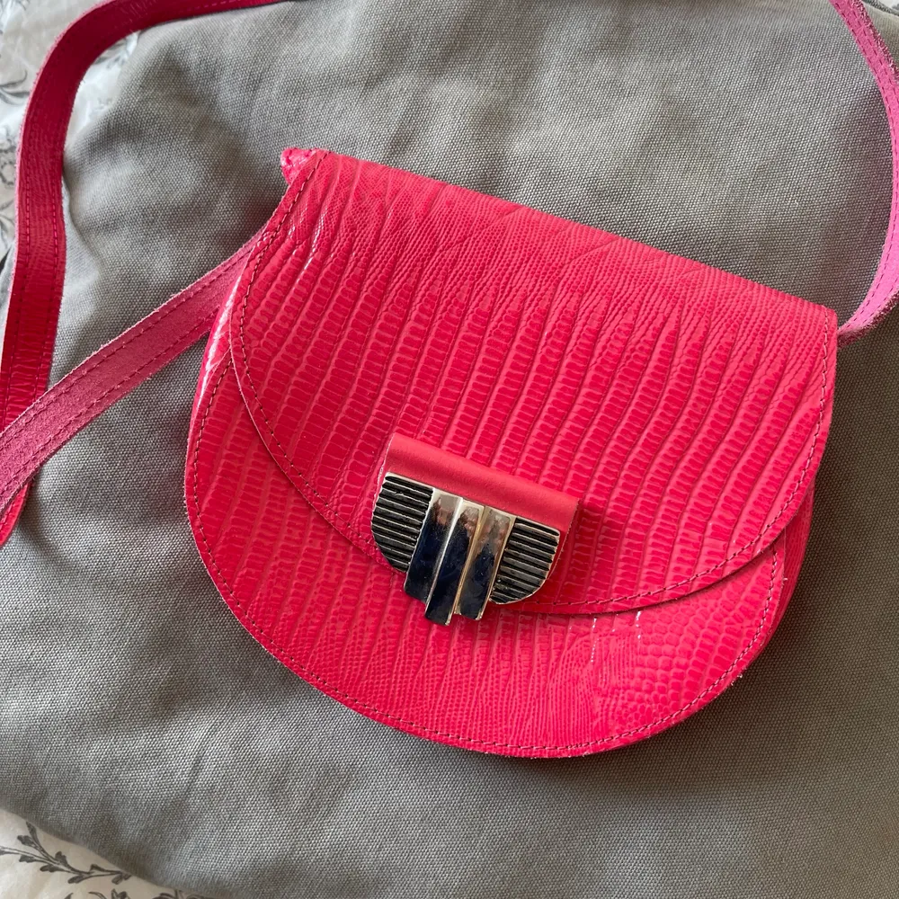 En rosa ”vintage” väska.💗 Använd fåtal gånger . Väskor.