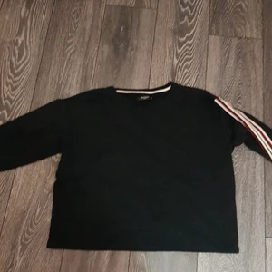 Snygg tröja! - Snygg sweetshirt tröja köptes för 99kr säljes 69kr köptes 2år sedan den i bra skick ändå! Köparen står för frakten och jag står inte för post slarv.