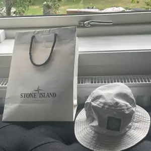 Stone island bucket hat köpt i Stone islands officiella butik i Rom. Använd 1-2 gånger och är i väldigt bra skick  Nypris 1300kr 