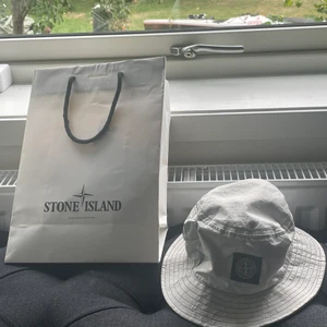 Stone Island bucket hat - Stone island bucket hat köpt i Stone islands officiella butik i Rom. Använd 1-2 gånger och är i väldigt bra skick  Nypris 1300kr 