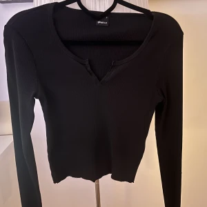 Långärmad tröja - Snygg tröja från gina tricot som passar till iprincip vad som helst! Storlek s Nypris:Vet ej