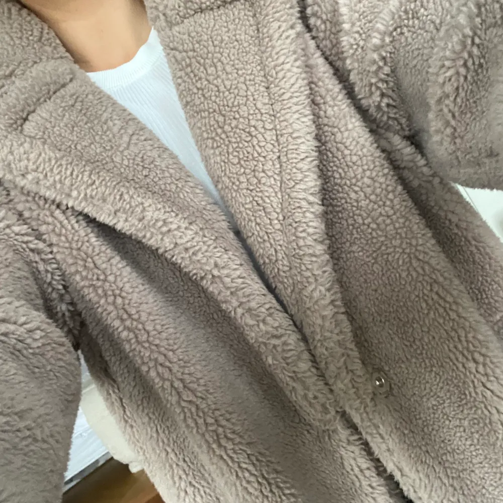 Teddyjacka/kappa i en greyish nyans. Varm gråbeige. Primark. Strl. 38. . Takit.