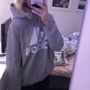 Grå adidas hoodie - Säljer min adidas hoodie då jag aldrig använder den. Den har inga fläckar. Det är storlek XL och är då alldeles för stor för mig har använt den som en mys hoodie hemma. 