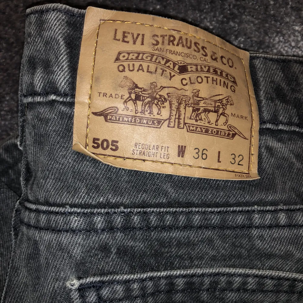 Levis jeans i modellen 505, säljer då de ej passar längre. Bra skick, vid frågor eller annat är det bara att skriva!. Jeans & Byxor.