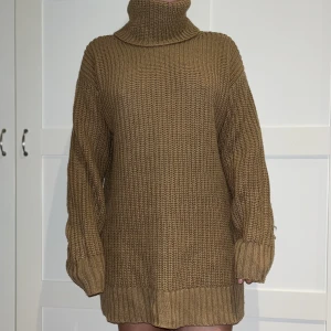 Stickad Klänning - Stickad klänning i brun färg. 